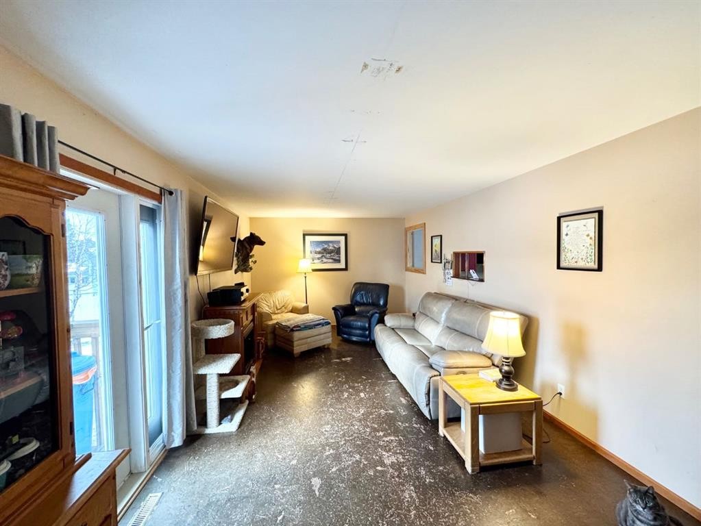 611 4 Avenue, Fox Creek, AB - Indoor Photo Showing Living Room