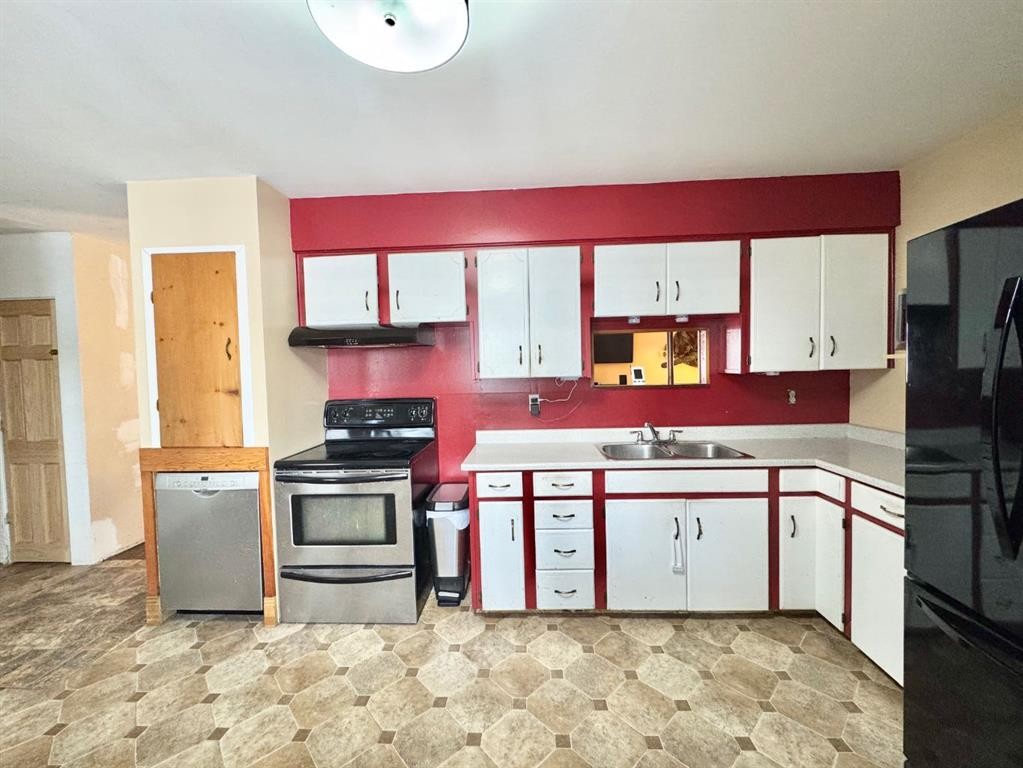 611 4 Avenue, Fox Creek, AB - Indoor Photo Showing Kitchen