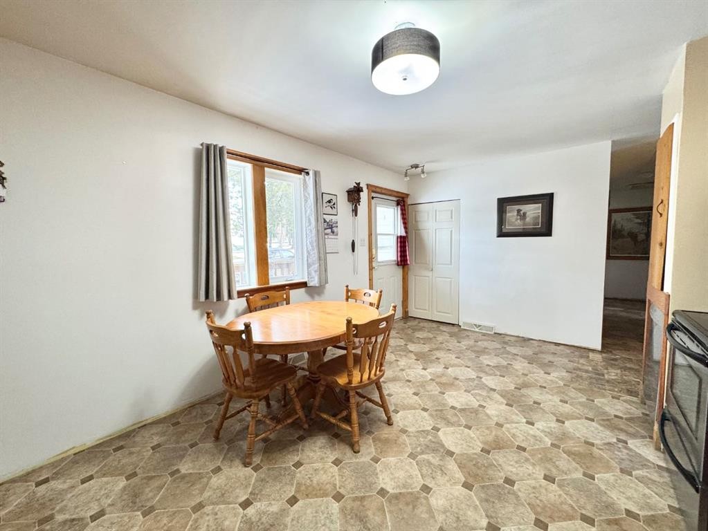 611 4 Avenue, Fox Creek, AB - Indoor Photo Showing Dining Room