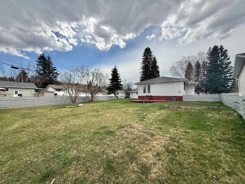 114 Willow Drive, Hinton, AB - Outdoor
