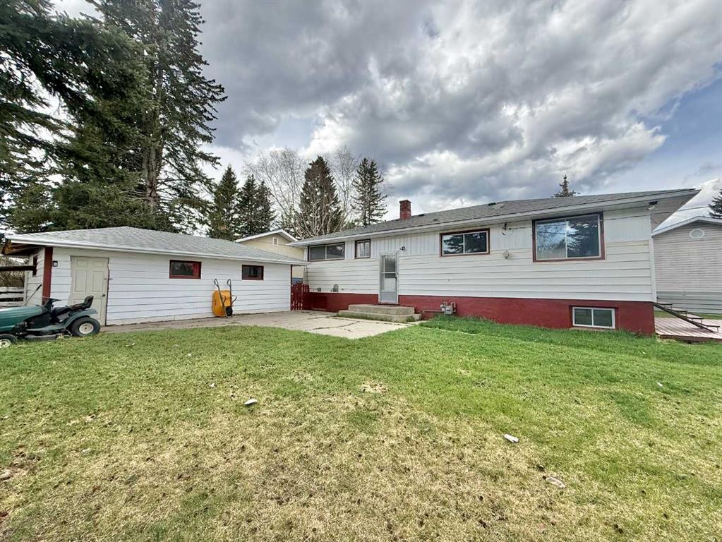 114 Willow Drive, Hinton, AB - Outdoor