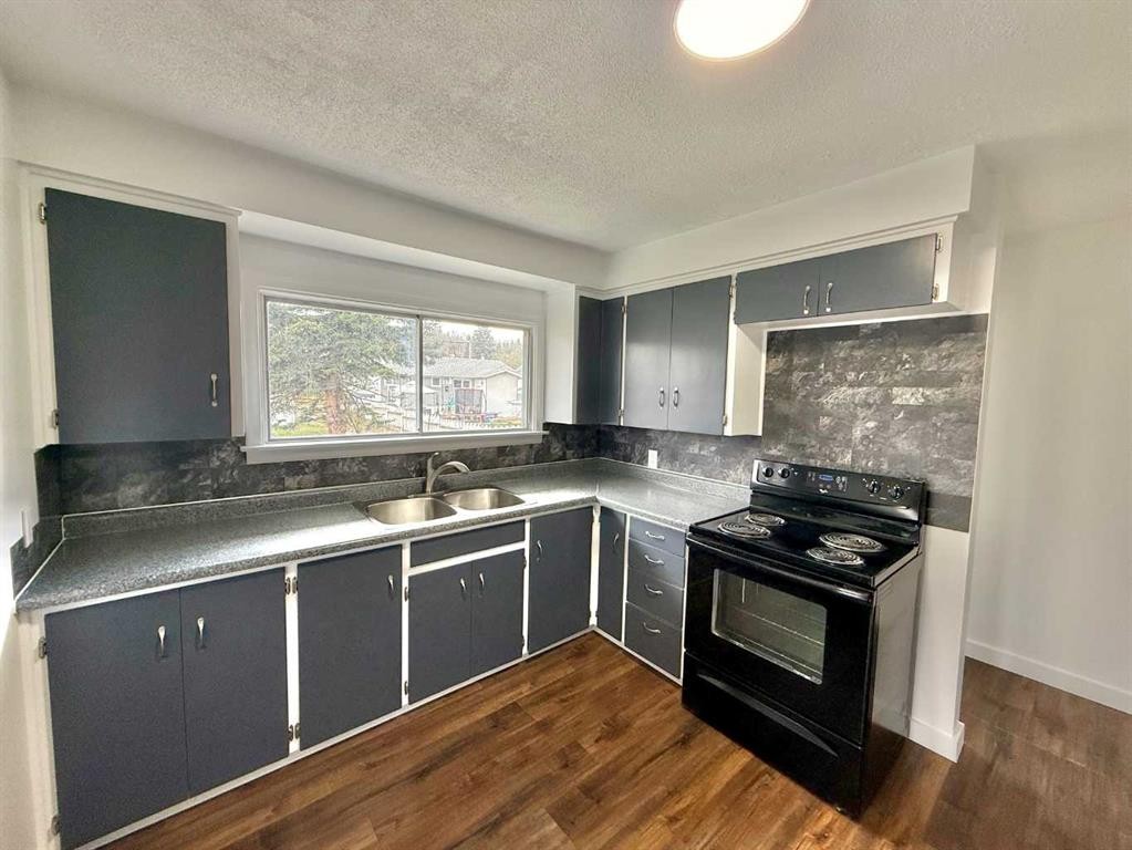 114 Willow Drive, Hinton, AB - Indoor Photo Showing Kitchen With Double Sink