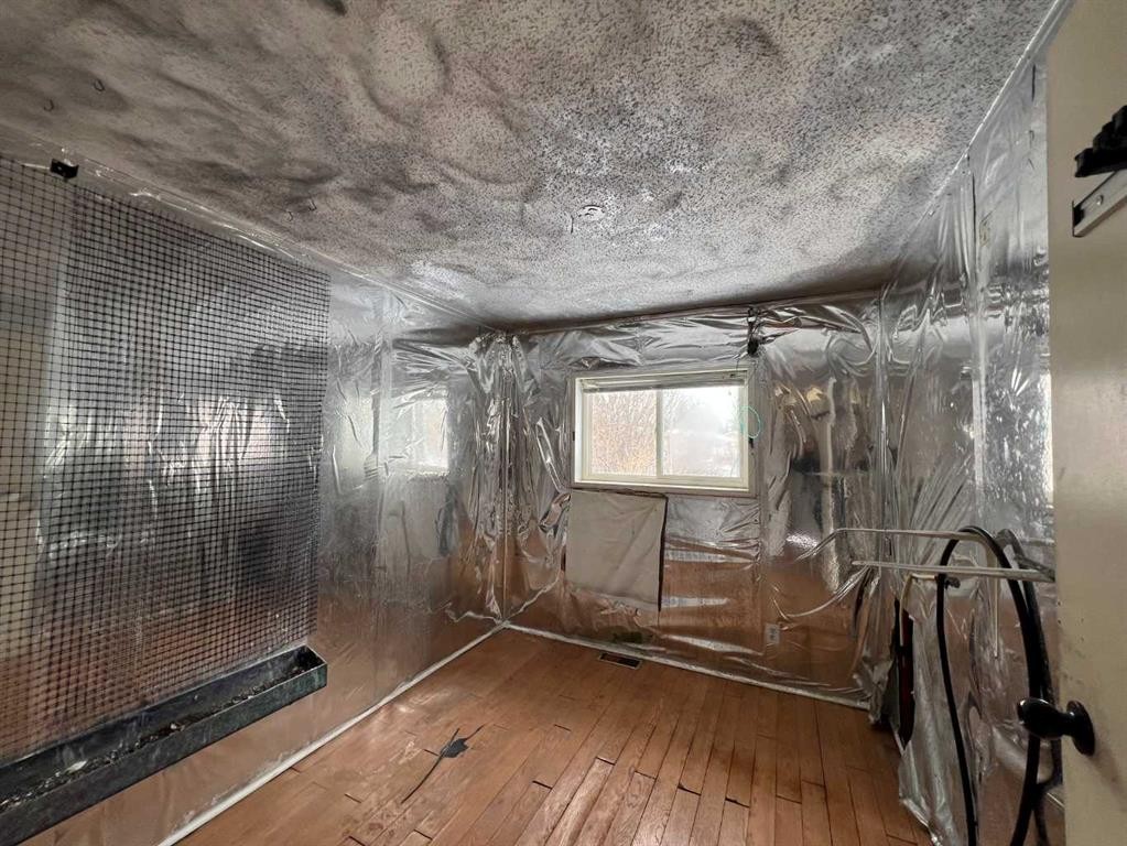 5010 49 Avenue, Robb, AB - Indoor