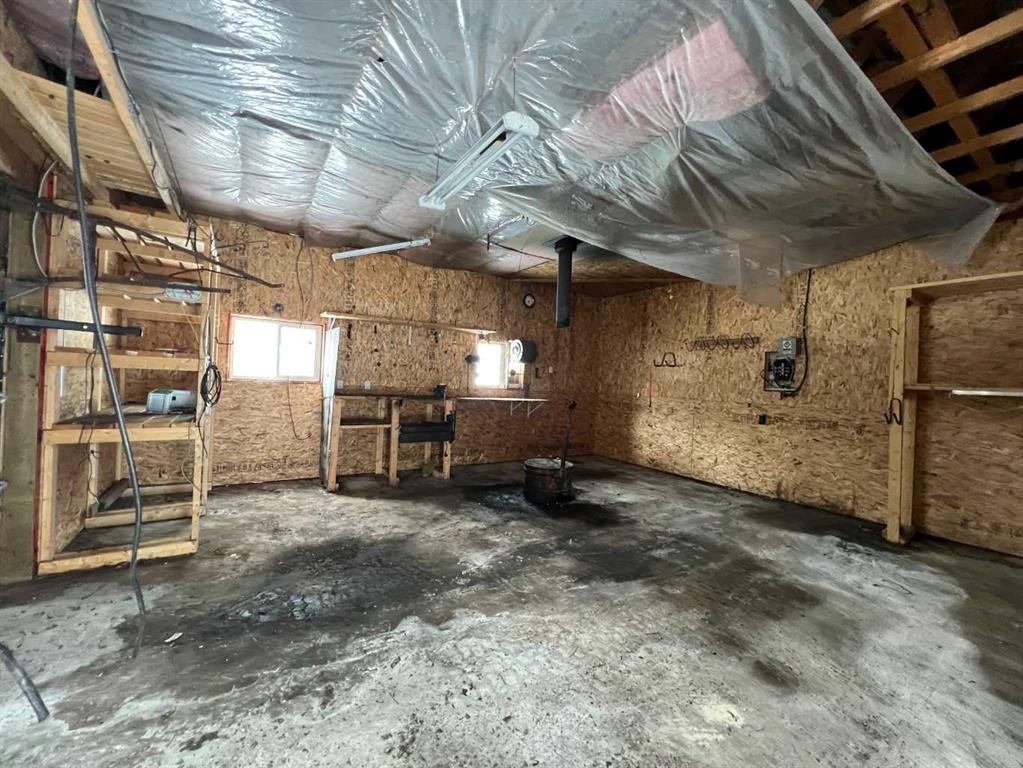 5010 49 Avenue, Robb, AB - Indoor Photo Showing Garage