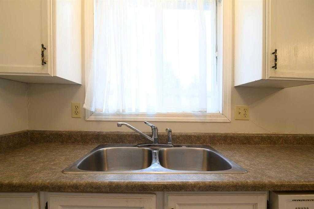4618 54 Street, Athabasca, AB - Indoor Photo Showing Kitchen With Double Sink
