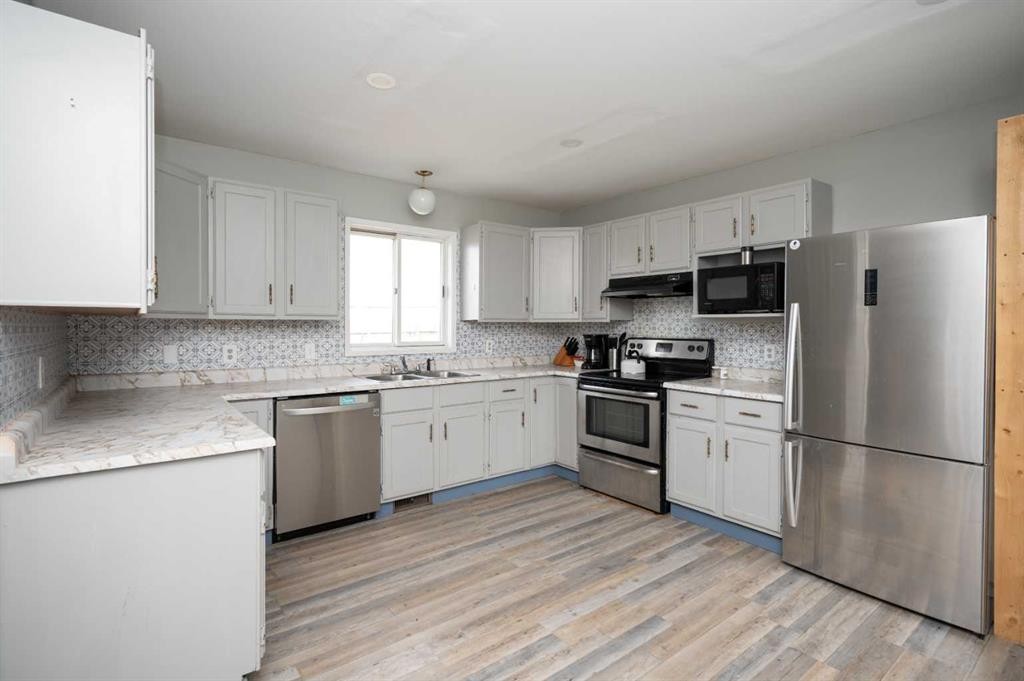 225024 Twp Rd 624, Rural Athabasca County, AB - Indoor Photo Showing Kitchen With Double Sink