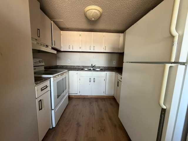 12-5231 6 Avenue, Edson, AB - Indoor Photo Showing Kitchen With Double Sink
