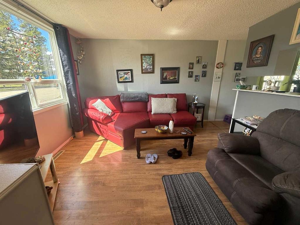 4820 17 Avenue, Edson, AB - Indoor Photo Showing Living Room