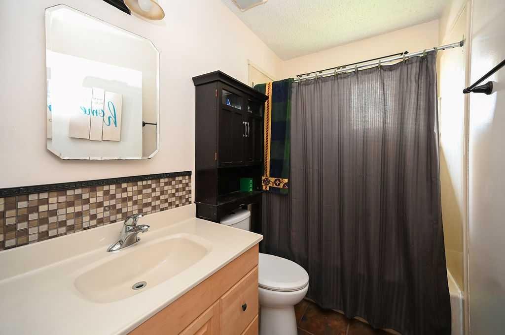 146 Sunrise Drive, South Baptiste, AB - Indoor Photo Showing Bathroom