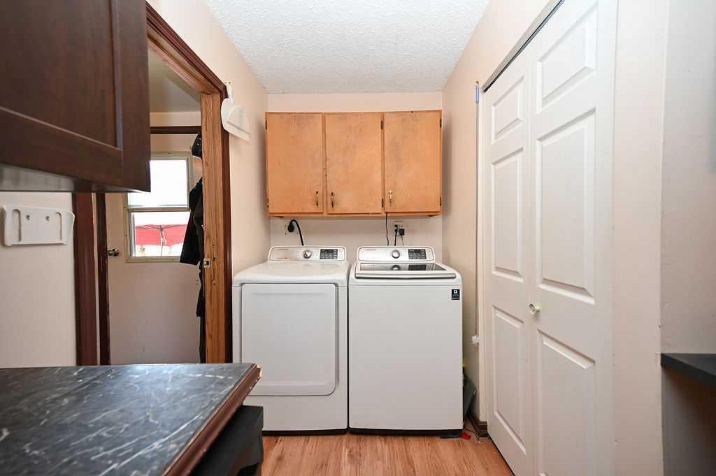 146 Sunrise Drive, South Baptiste, AB - Indoor Photo Showing Laundry Room