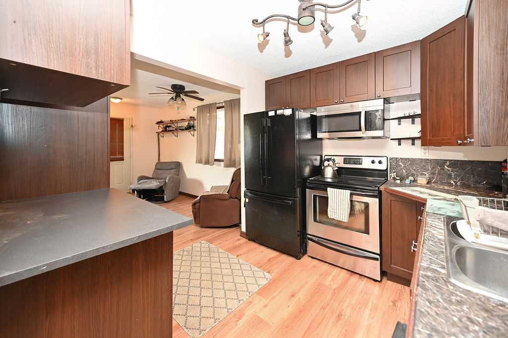146 Sunrise Drive, South Baptiste, AB - Indoor Photo Showing Kitchen With Double Sink