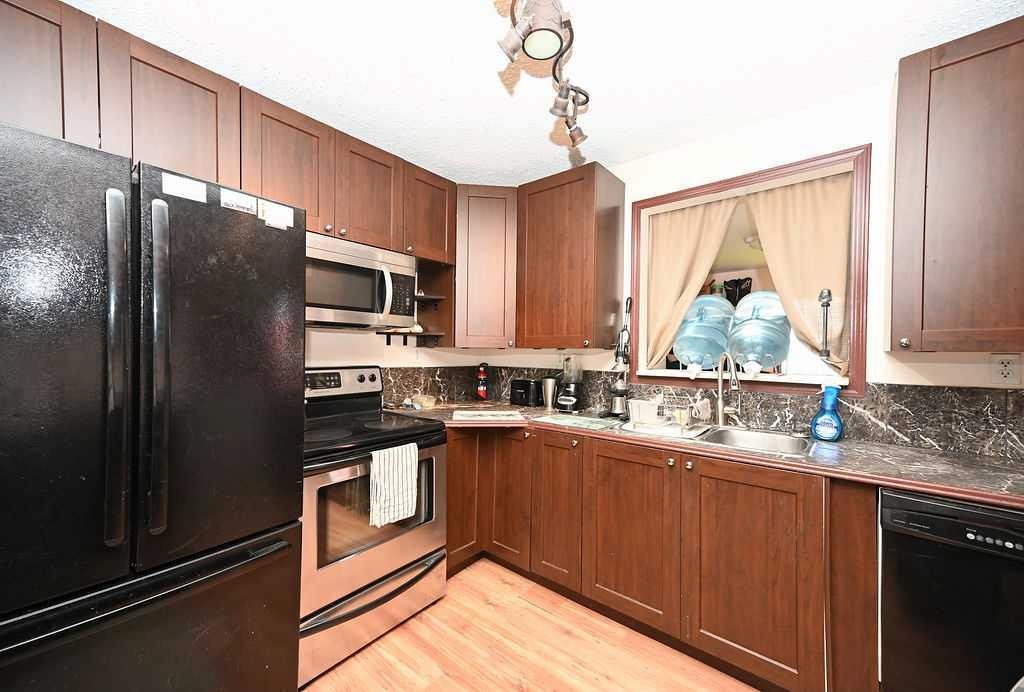 146 Sunrise Drive, South Baptiste, AB - Indoor Photo Showing Kitchen
