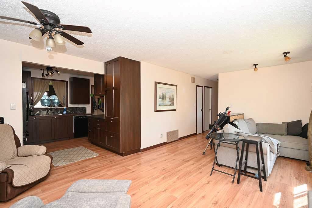 146 Sunrise Drive, South Baptiste, AB - Indoor Photo Showing Living Room