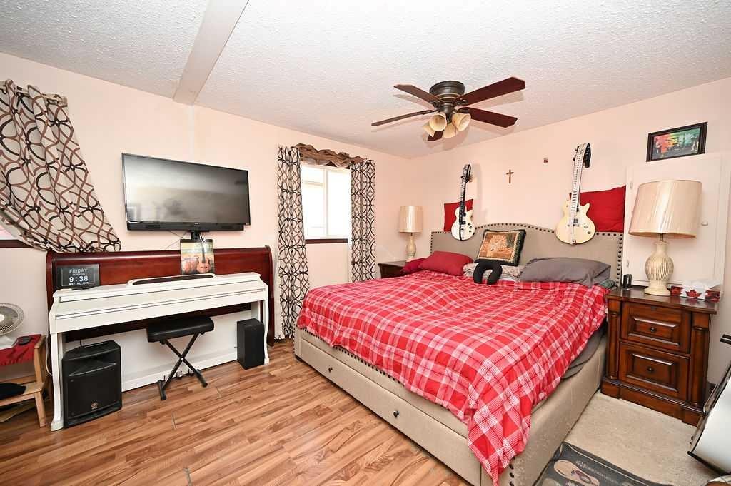 146 Sunrise Drive, South Baptiste, AB - Indoor Photo Showing Bedroom