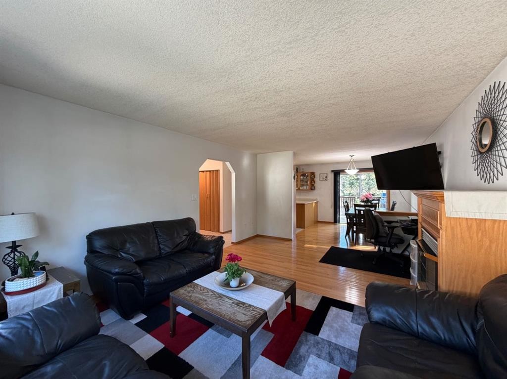 53404A Highway 748 E, Rural Yellowhead County, AB - Indoor Photo Showing Living Room