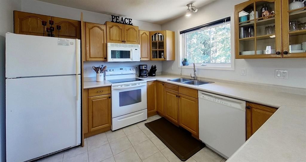 53404A Highway 748 E, Rural Yellowhead County, AB - Indoor Photo Showing Kitchen With Double Sink