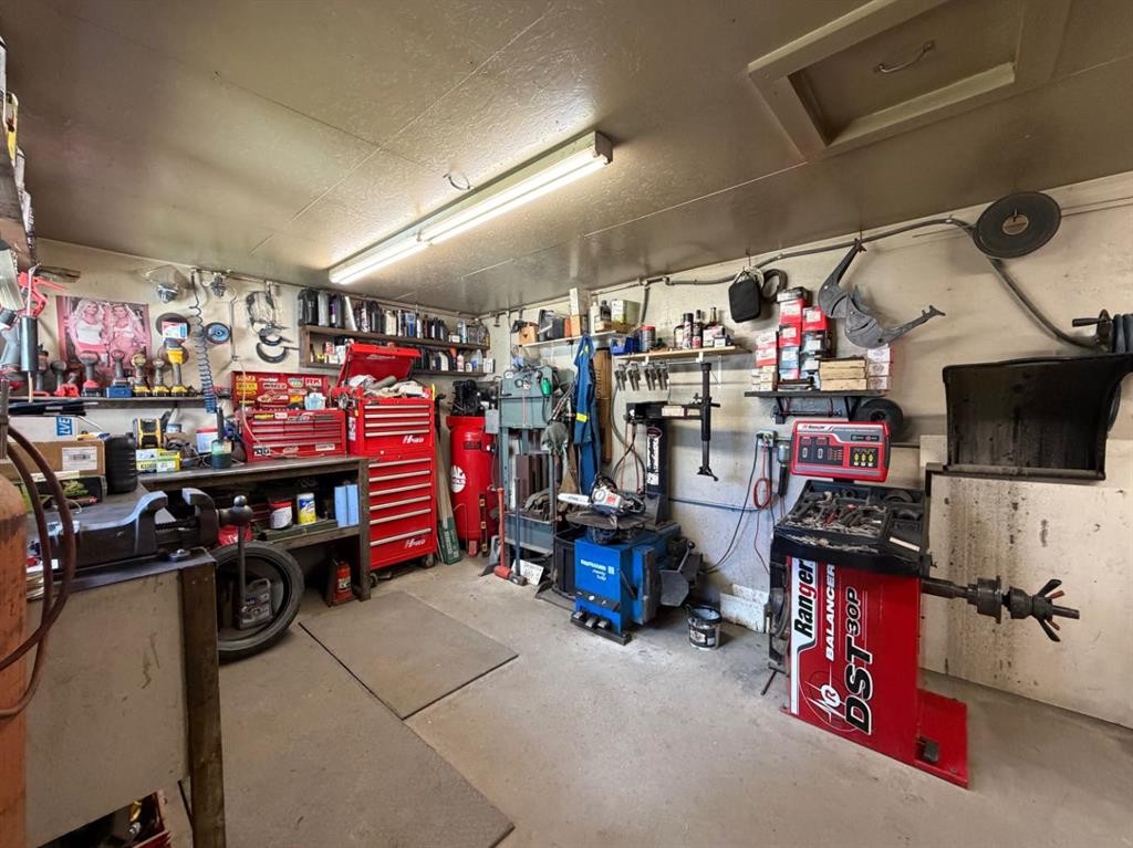 53404A Highway 748 E, Rural Yellowhead County, AB - Indoor Photo Showing Garage