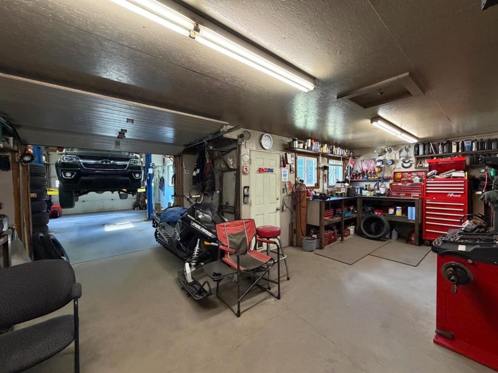 53404A Highway 748 E, Rural Yellowhead County, AB - Indoor Photo Showing Garage