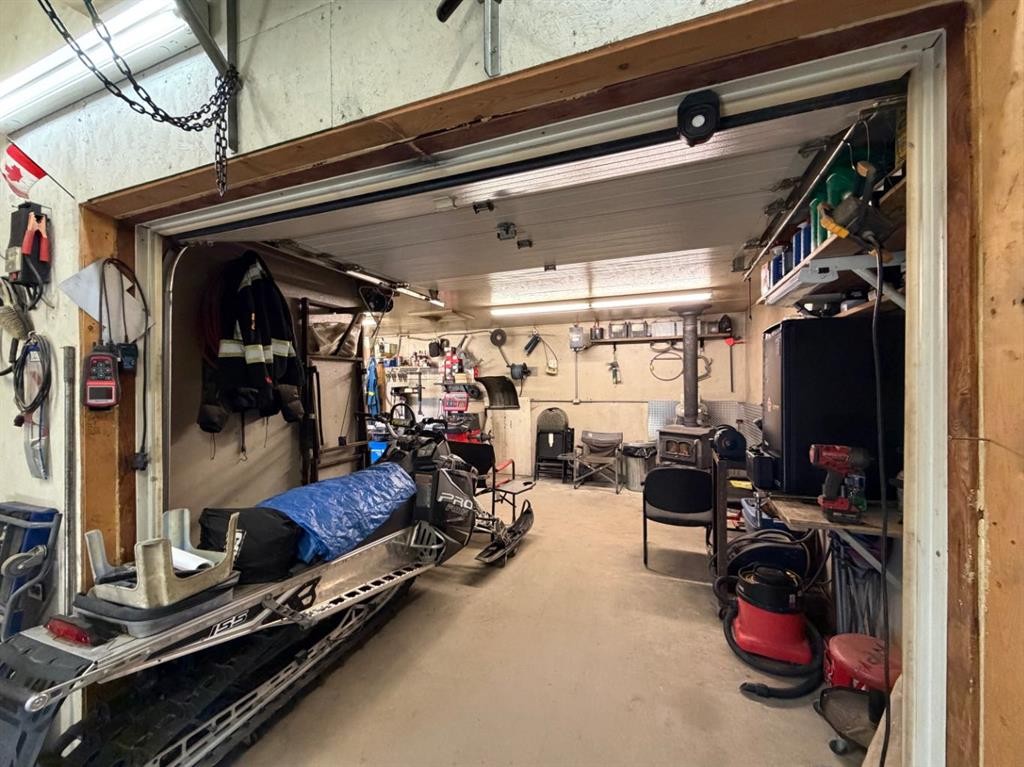 53404A Highway 748 E, Rural Yellowhead County, AB - Indoor Photo Showing Garage