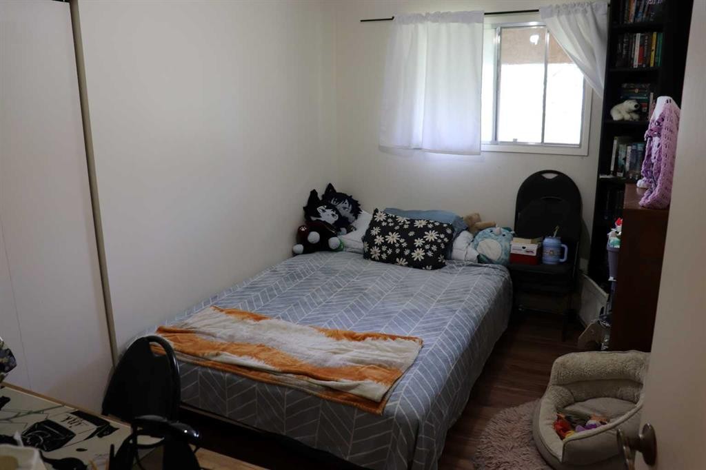 5707 9 Avenue, Edson, AB - Indoor Photo Showing Bedroom