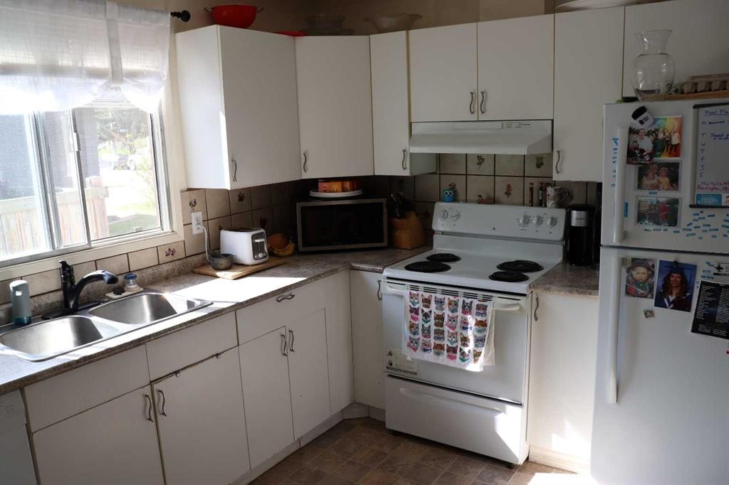 5707 9 Avenue, Edson, AB - Indoor Photo Showing Kitchen With Double Sink