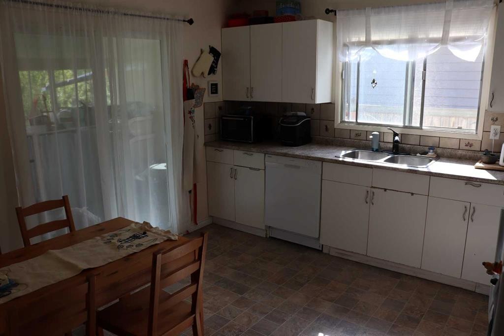 5707 9 Avenue, Edson, AB - Indoor Photo Showing Kitchen With Double Sink