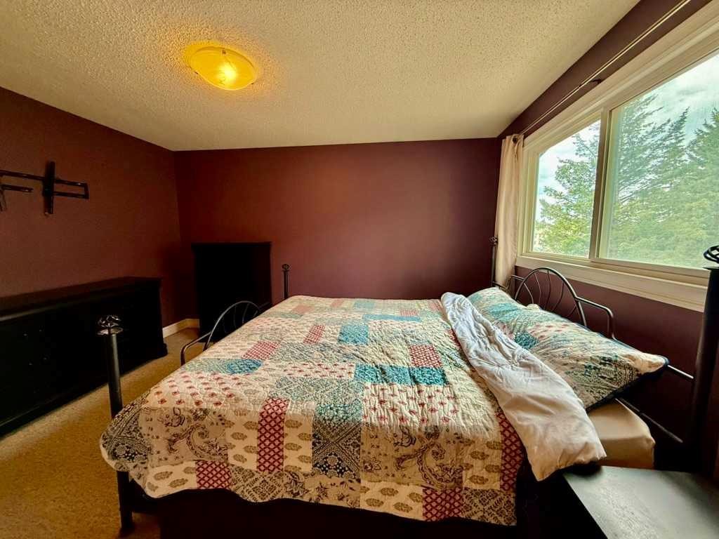 147 Seabolt Crescent, Hinton, AB - Indoor Photo Showing Bedroom
