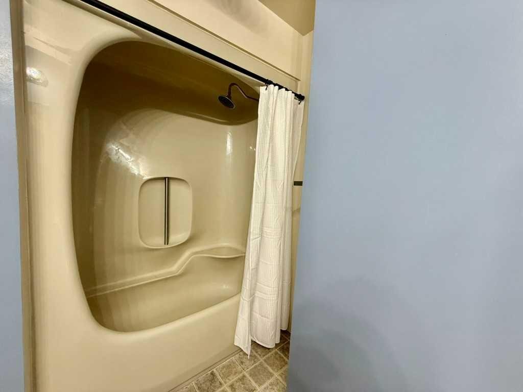 147 Seabolt Crescent, Hinton, AB - Indoor Photo Showing Bathroom