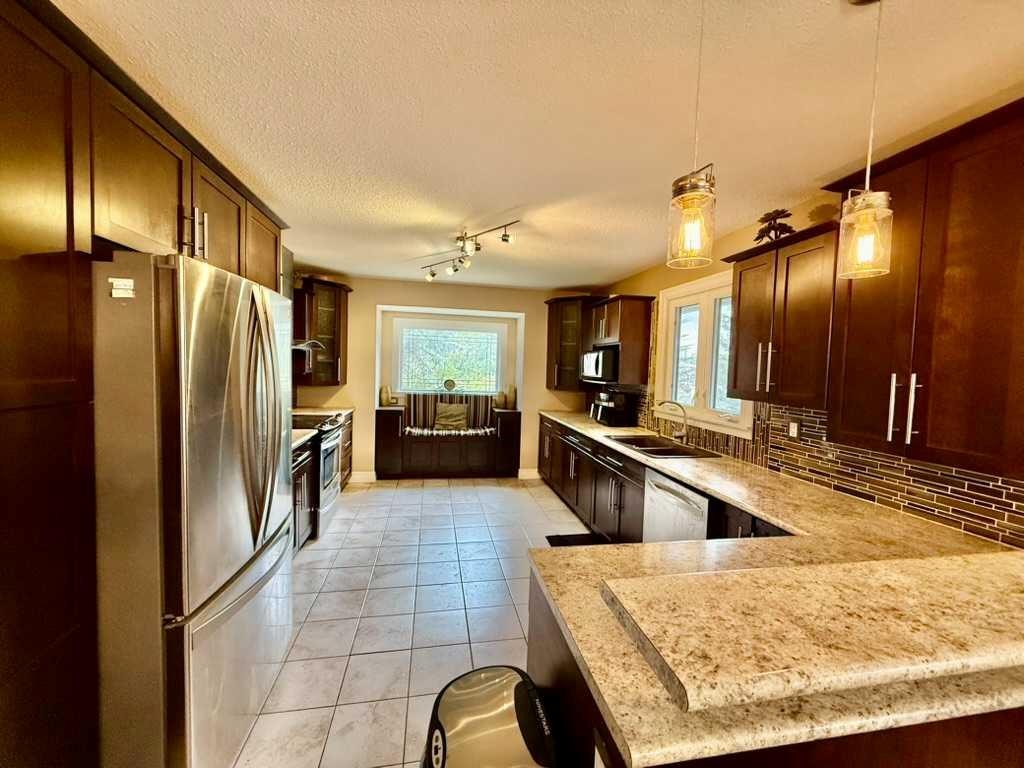 147 Seabolt Crescent, Hinton, AB - Indoor Photo Showing Kitchen