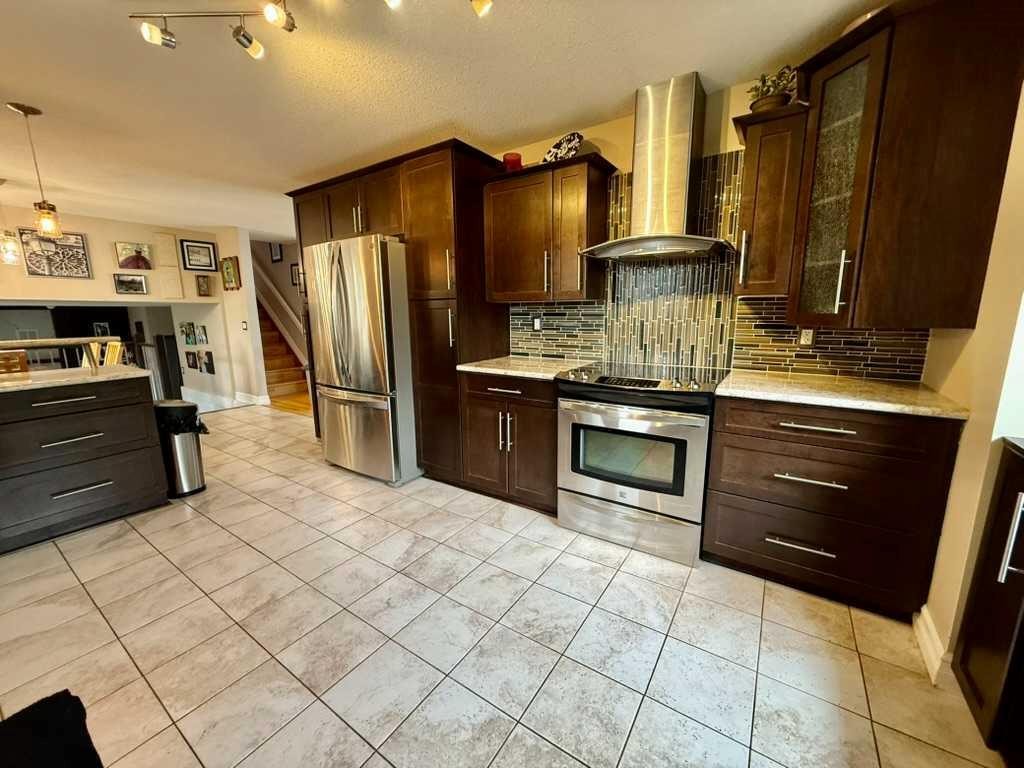 147 Seabolt Crescent, Hinton, AB - Indoor Photo Showing Kitchen With Stainless Steel Kitchen
