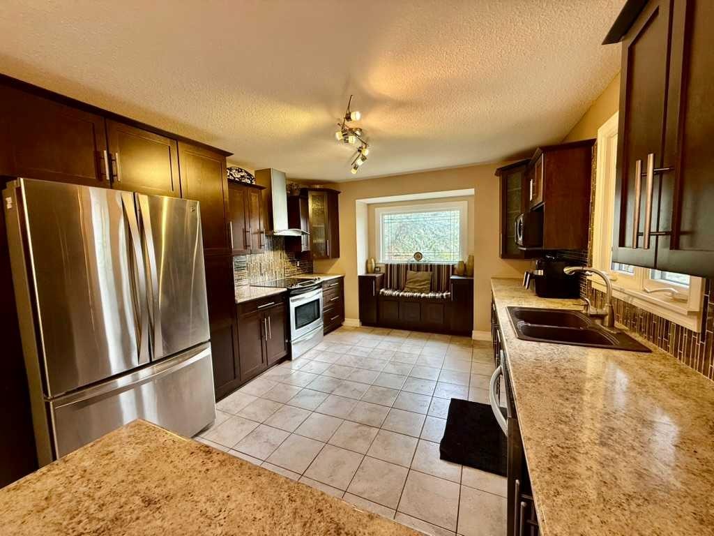 147 Seabolt Crescent, Hinton, AB - Indoor Photo Showing Kitchen With Stainless Steel Kitchen