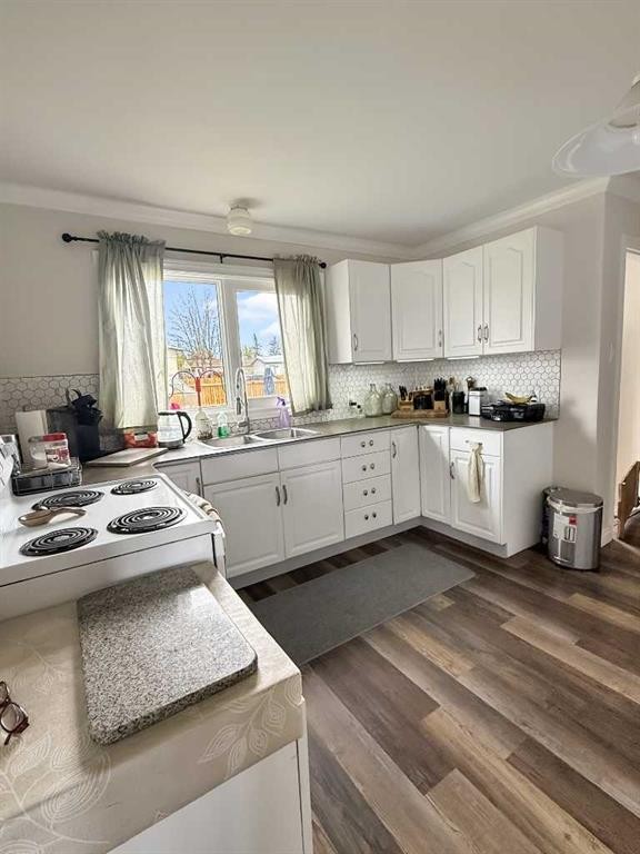 5302 50 Ave, Mayerthorpe, AB - Indoor Photo Showing Kitchen With Double Sink