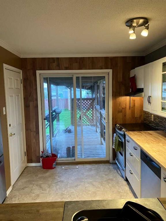 519 5 Avenue, Fox Creek, AB - Indoor Photo Showing Kitchen