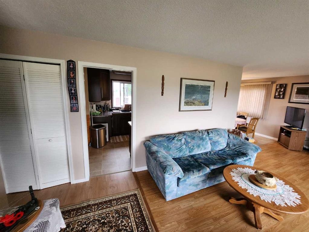 716 6 Avenue, Fox Creek, AB - Indoor Photo Showing Living Room