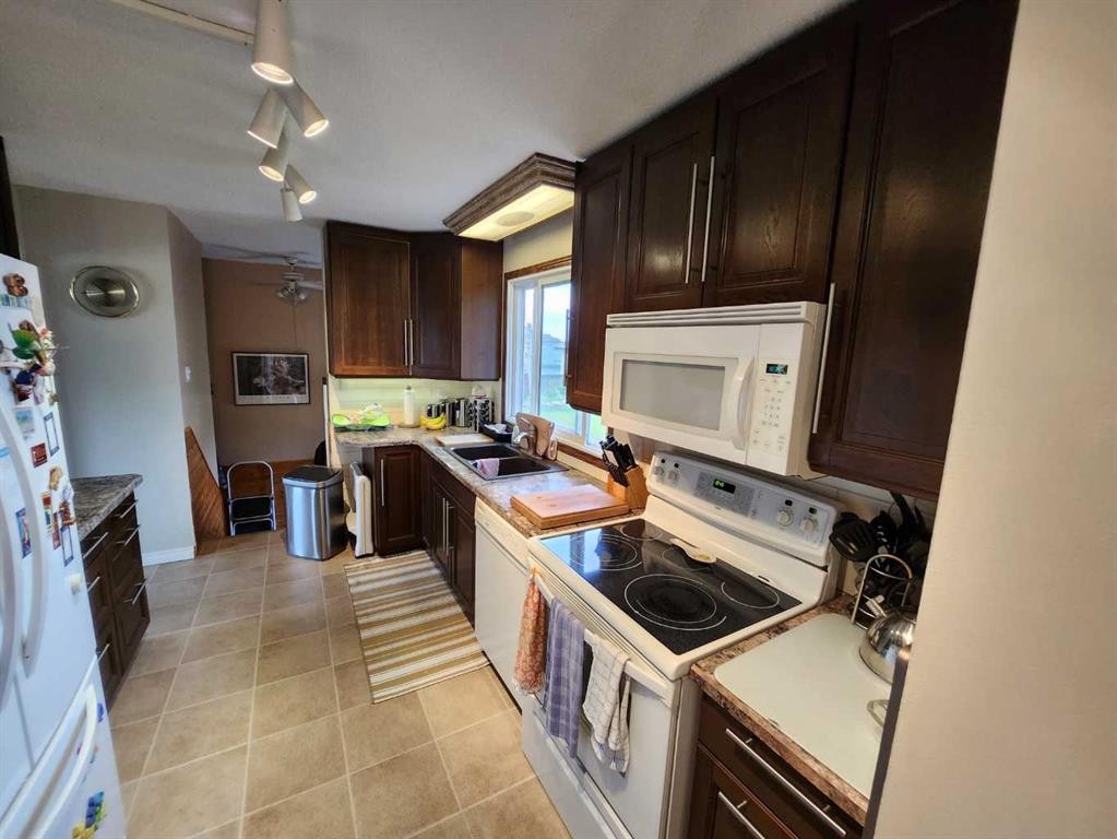 716 6 Avenue, Fox Creek, AB - Indoor Photo Showing Kitchen