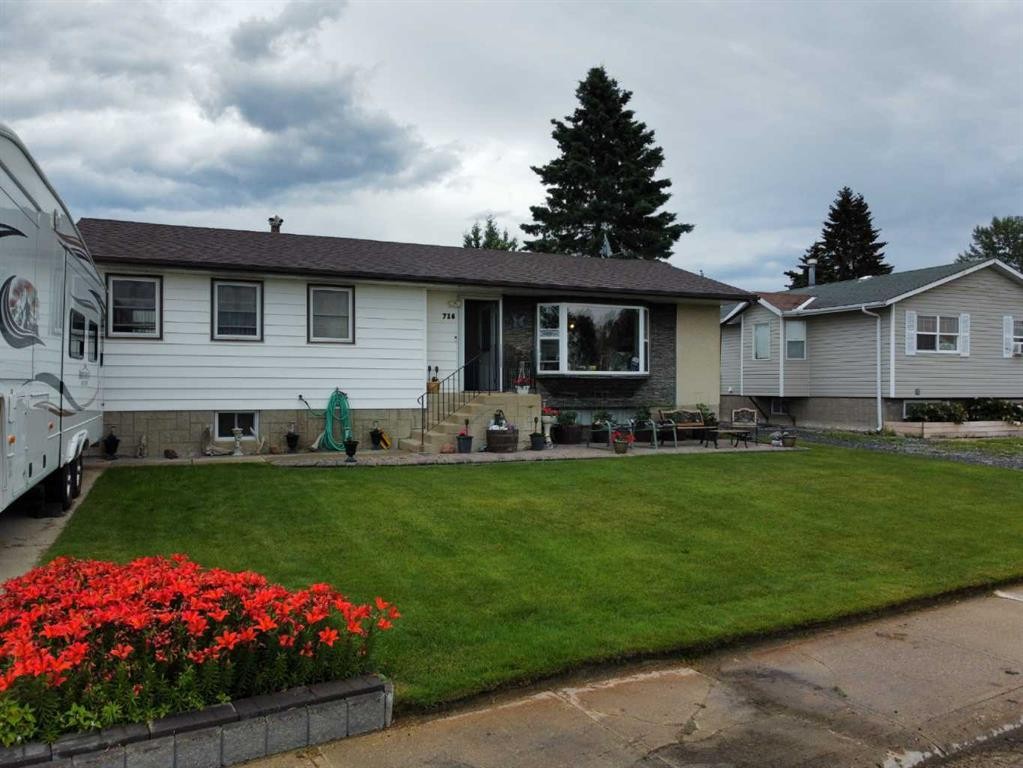 716 6 Avenue, Fox Creek, AB - Outdoor