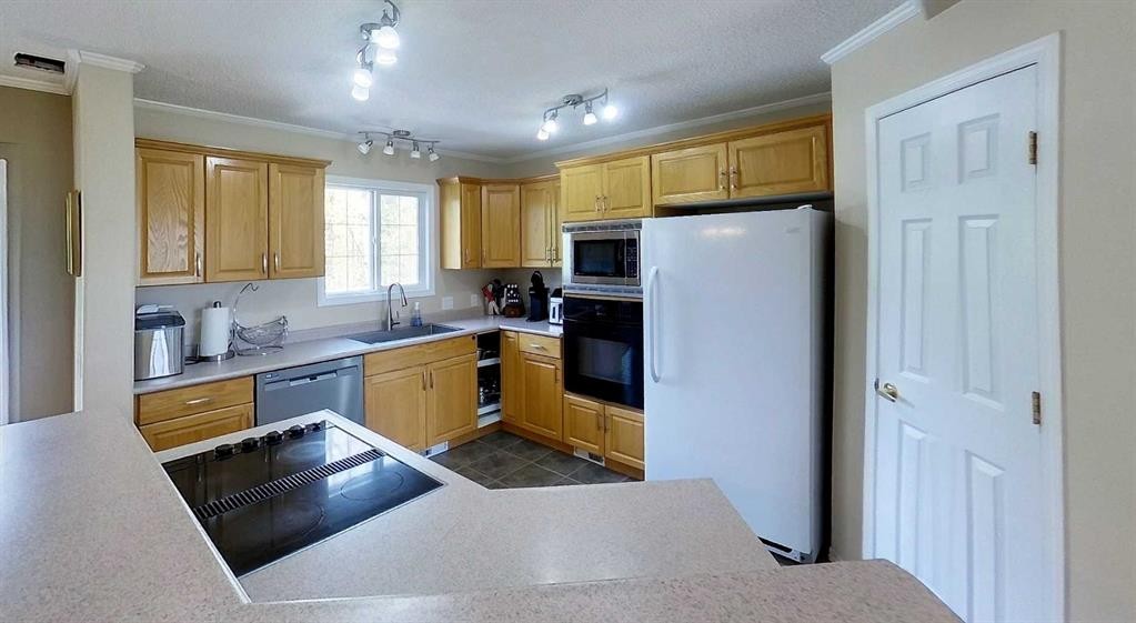 1-53018 Range Rd 175, Rural Yellowhead County, AB - Indoor Photo Showing Kitchen