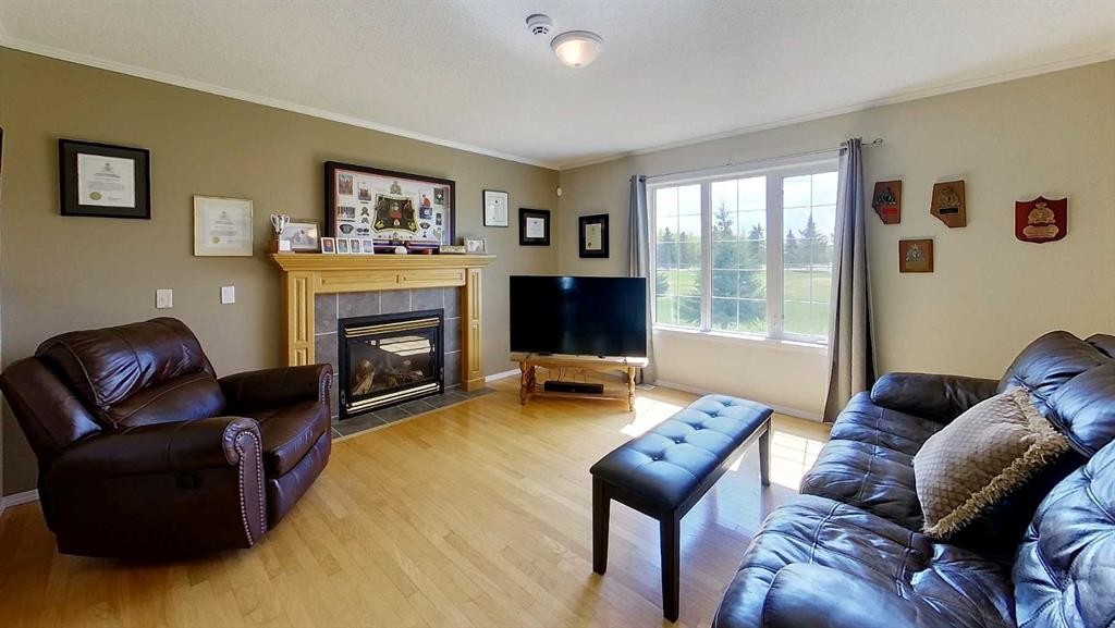 1-53018 Range Rd 175, Rural Yellowhead County, AB - Indoor Photo Showing Living Room With Fireplace