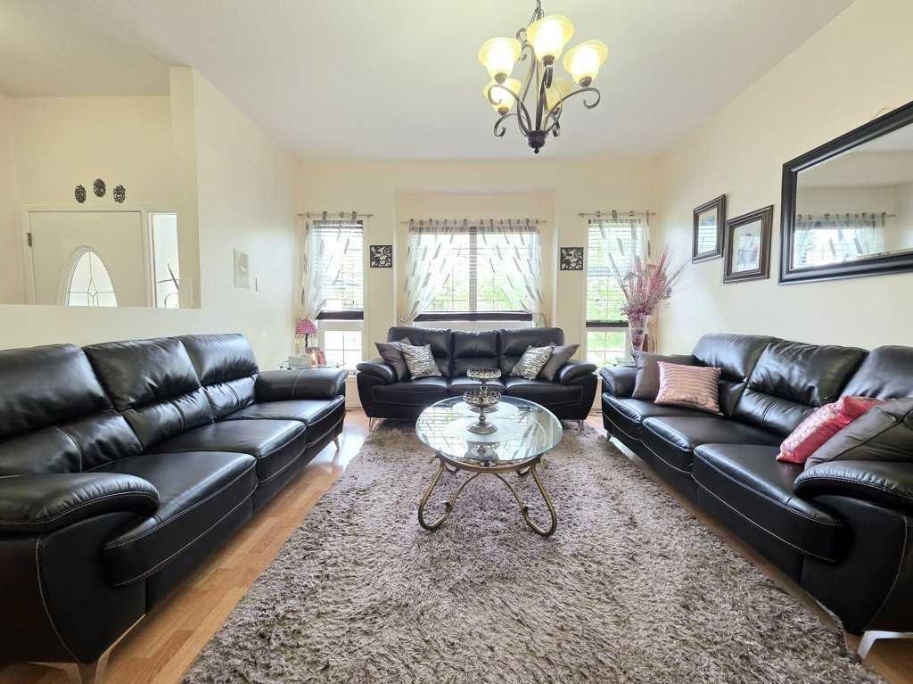 301 3 Avenue Ne, Slave Lake, AB - Indoor Photo Showing Living Room