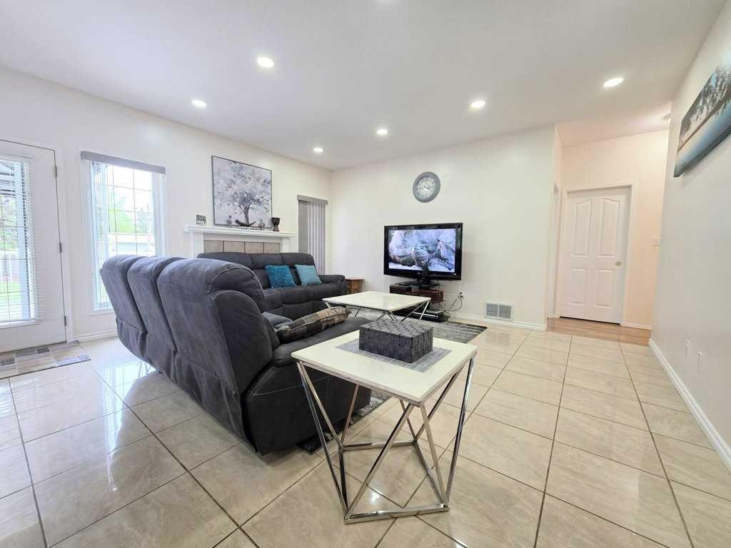 301 3 Avenue Ne, Slave Lake, AB - Indoor Photo Showing Living Room