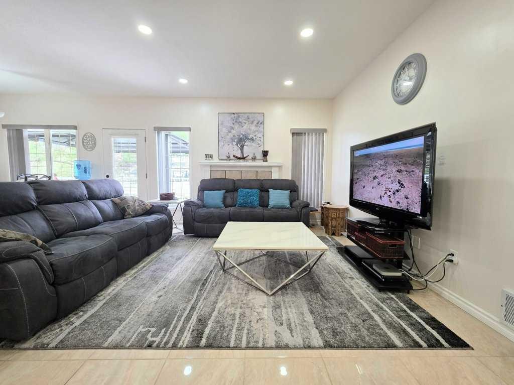 301 3 Avenue Ne, Slave Lake, AB - Indoor Photo Showing Living Room