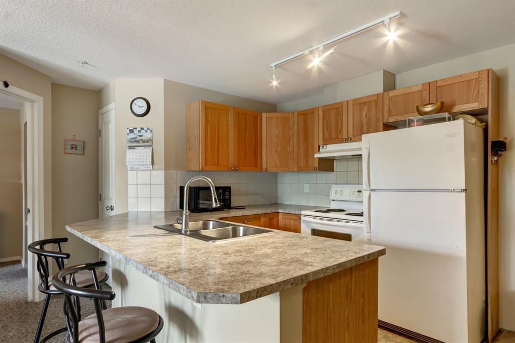 202-186 Kananaskis Way, Canmore, AB - Indoor Photo Showing Kitchen With Double Sink