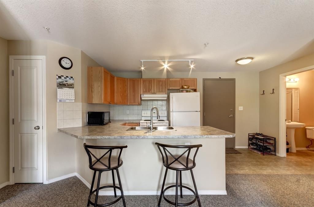 202-186 Kananaskis Way, Canmore, AB - Indoor Photo Showing Kitchen