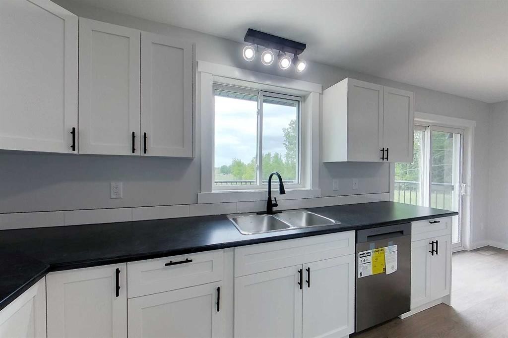 55502 Range Road 152, Rural Yellowhead County, AB - Indoor Photo Showing Kitchen With Double Sink