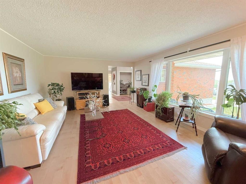 5301 Birch Crescent, Boyle, AB - Indoor Photo Showing Living Room