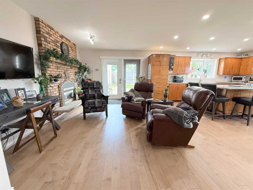 5301 Birch Crescent, Boyle, AB - Indoor Photo Showing Living Room