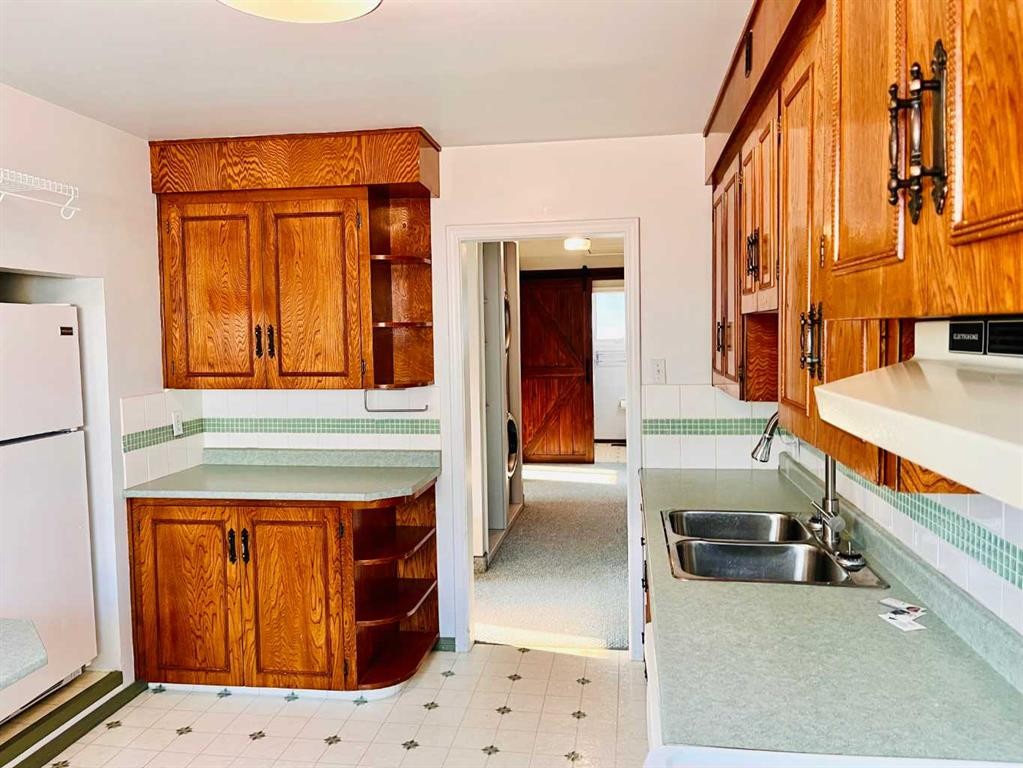 118 Dorin Drive, Hinton, AB - Indoor Photo Showing Kitchen With Double Sink