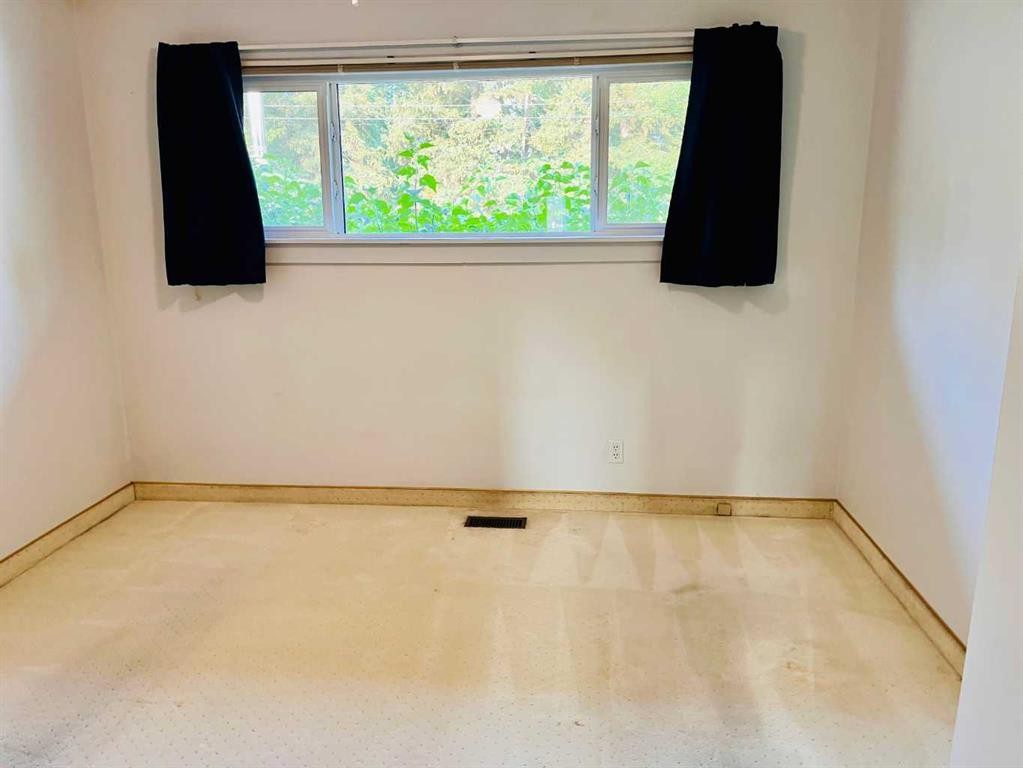 118 Dorin Drive, Hinton, AB - Indoor Photo Showing Other Room
