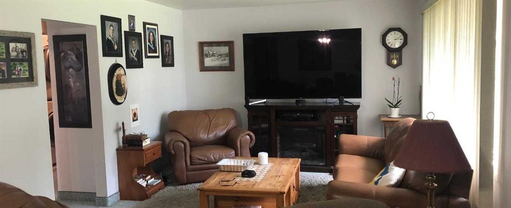 118 Dorin Drive, Hinton, AB - Indoor Photo Showing Living Room