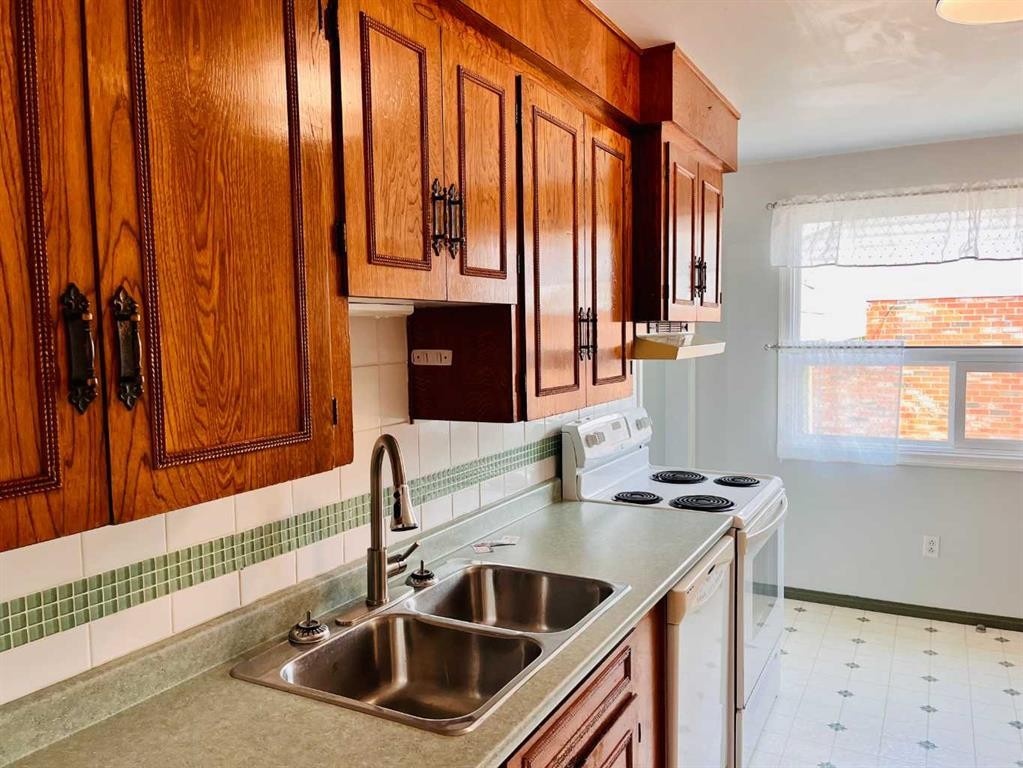 118 Dorin Drive, Hinton, AB - Indoor Photo Showing Kitchen With Double Sink